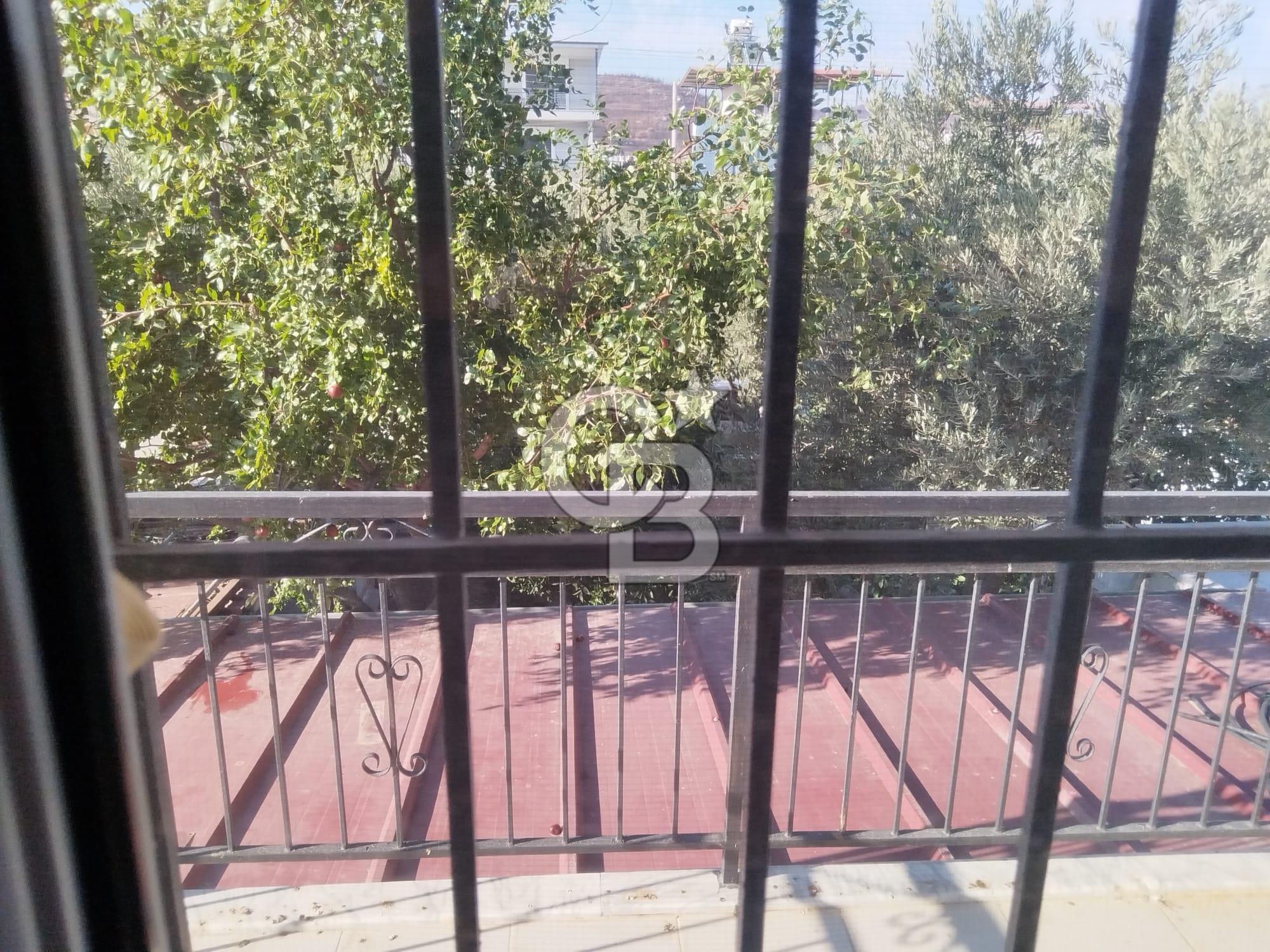 Seferihisar doğanbeyde satılık bahçeli 3 katlı villa