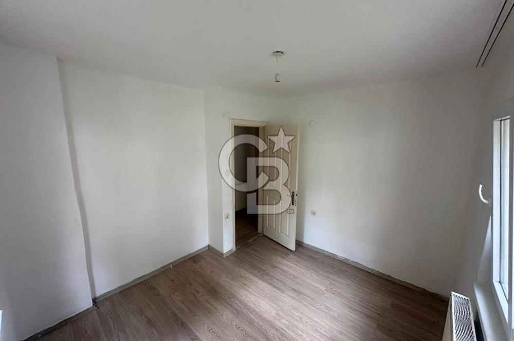 Emirbeyazıt’ta Geniş 2+1 Giriş Kat Daire – Bahçe & Apartman Girişli, Merkezi Konumda!
