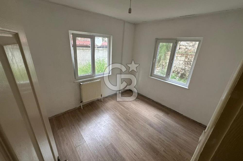 Emirbeyazıt’ta Geniş 2+1 Giriş Kat Daire – Bahçe & Apartman Girişli, Merkezi Konumda!