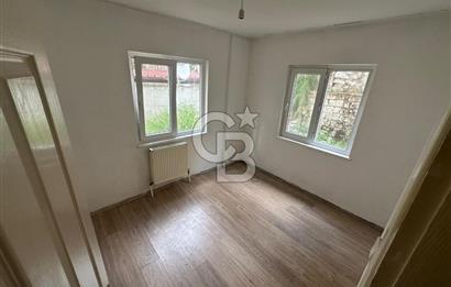 Emirbeyazıt’ta Geniş 2+1 Giriş Kat Daire – Bahçe & Apartman Girişli, Merkezi Konumda!