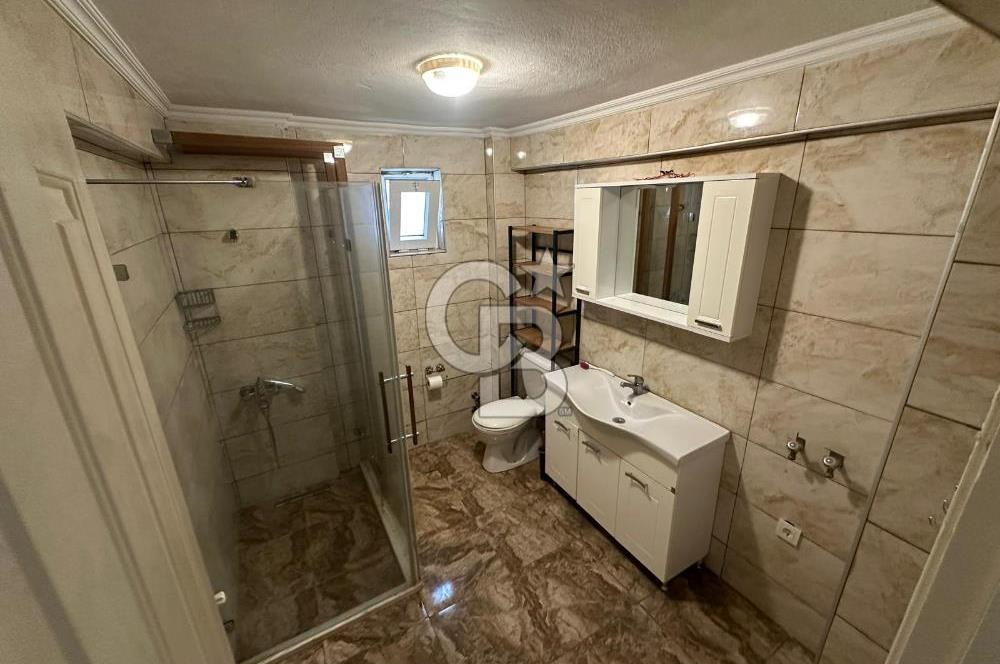 Emirbeyazıt’ta Geniş 2+1 Giriş Kat Daire – Bahçe & Apartman Girişli, Merkezi Konumda!