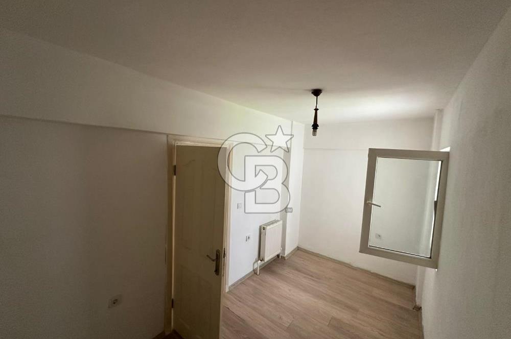 Emirbeyazıt’ta Geniş 2+1 Giriş Kat Daire – Bahçe & Apartman Girişli, Merkezi Konumda!