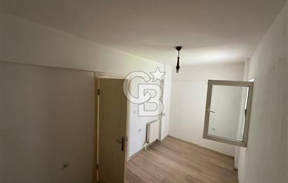 Emirbeyazıt’ta Geniş 2+1 Giriş Kat Daire – Bahçe & Apartman Girişli, Merkezi Konumda!