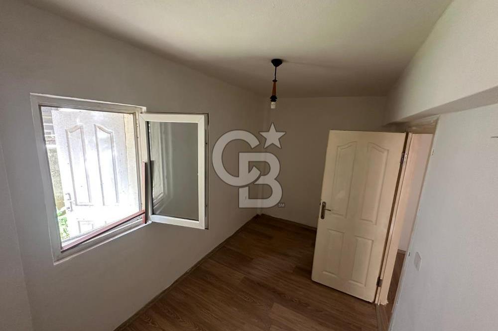 Emirbeyazıt’ta Geniş 2+1 Giriş Kat Daire – Bahçe & Apartman Girişli, Merkezi Konumda!