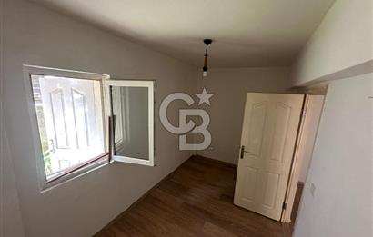 Emirbeyazıt’ta Geniş 2+1 Giriş Kat Daire – Bahçe & Apartman Girişli, Merkezi Konumda!