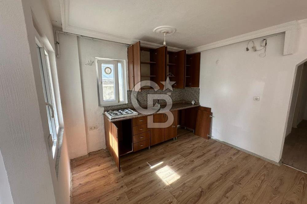 Emirbeyazıt’ta Geniş 2+1 Giriş Kat Daire – Bahçe & Apartman Girişli, Merkezi Konumda!