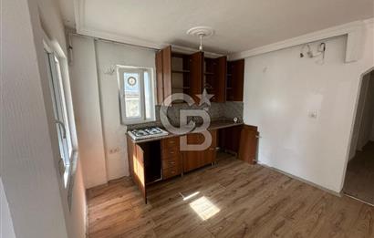 Emirbeyazıt’ta Geniş 2+1 Giriş Kat Daire – Bahçe & Apartman Girişli, Merkezi Konumda!