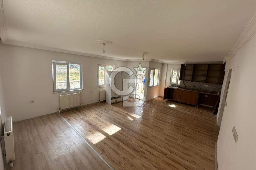 Emirbeyazıt’ta Geniş 2+1 Giriş Kat Daire – Bahçe & Apartman Girişli, Merkezi Konumda!