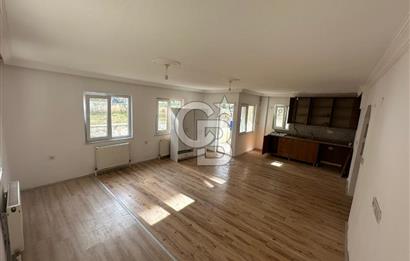 Emirbeyazıt’ta Geniş 2+1 Giriş Kat Daire – Bahçe & Apartman Girişli, Merkezi Konumda!