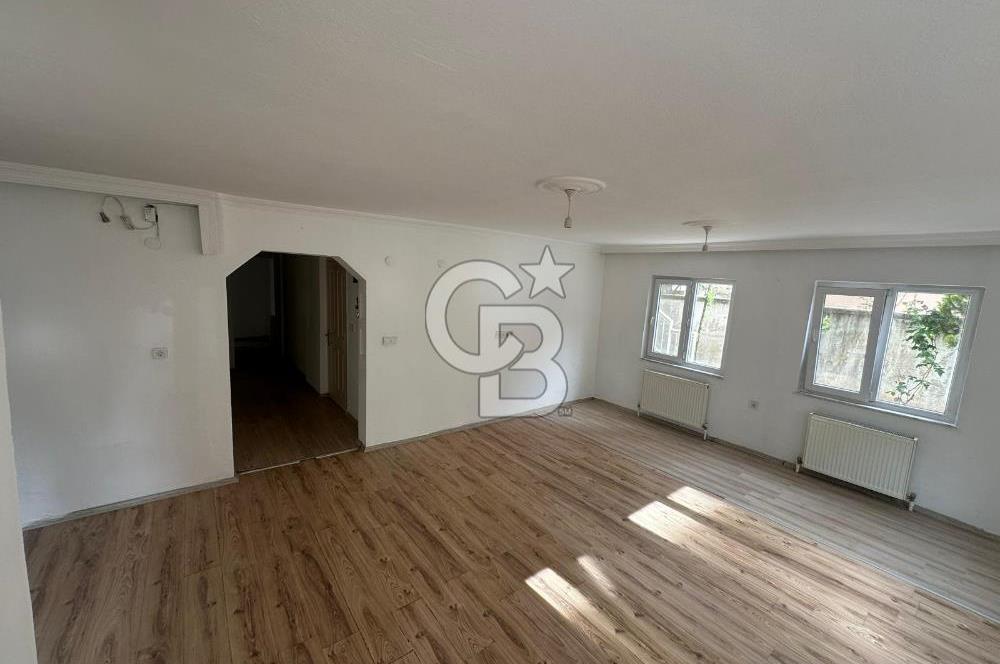 Emirbeyazıt’ta Geniş 2+1 Giriş Kat Daire – Bahçe & Apartman Girişli, Merkezi Konumda!