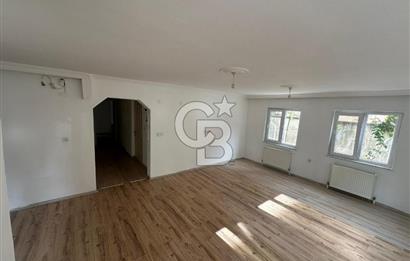 Emirbeyazıt’ta Geniş 2+1 Giriş Kat Daire – Bahçe & Apartman Girişli, Merkezi Konumda!