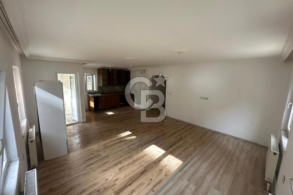 Emirbeyazıt’ta Geniş 2+1 Giriş Kat Daire – Bahçe & Apartman Girişli, Merkezi Konumda!