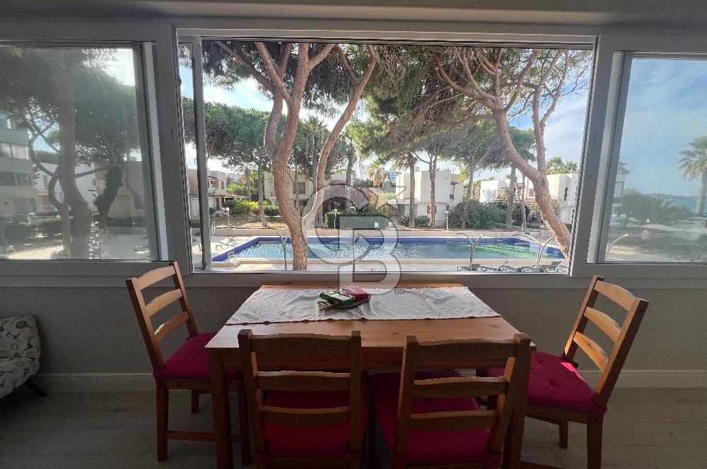 Çeşme Boyalık’ta Site İçi Denize Sıfır 2+1 Kiralık Daire