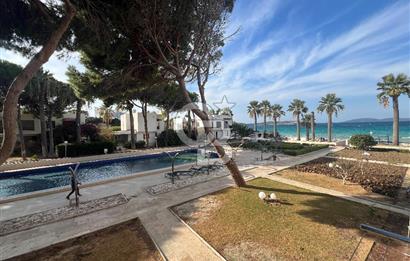 Çeşme Boyalık’ta Site İçi Denize Sıfır 2+1 Kiralık Daire