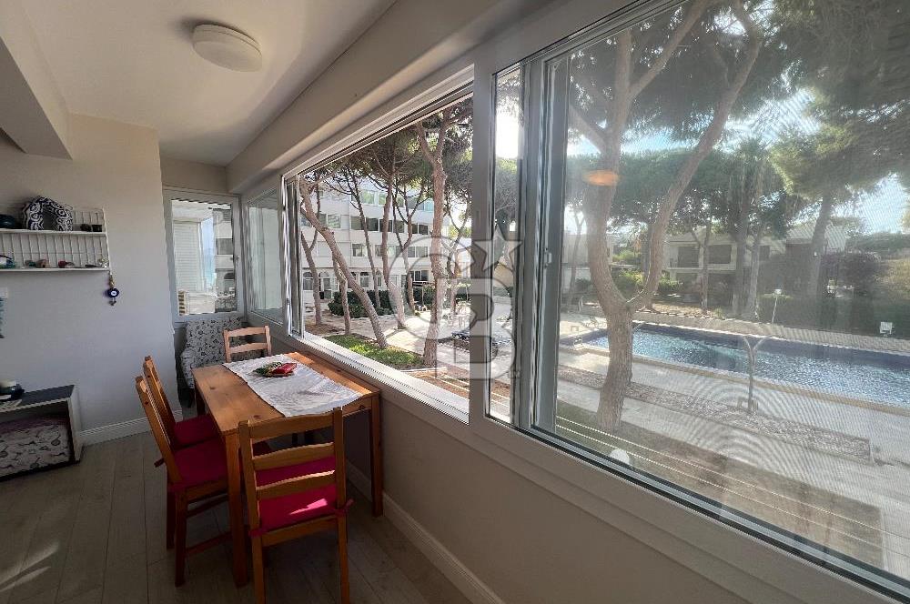 Çeşme Boyalık’ta Site İçi Denize Sıfır 2+1 Kiralık Daire