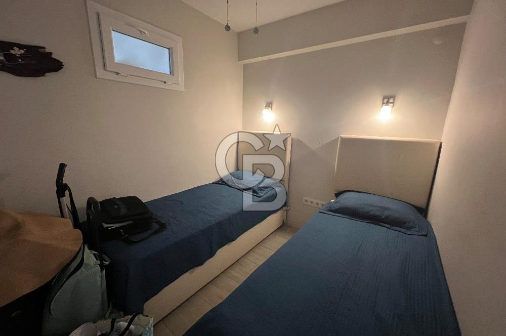 Çeşme Boyalık’ta Site İçi Denize Sıfır 2+1 Kiralık Daire