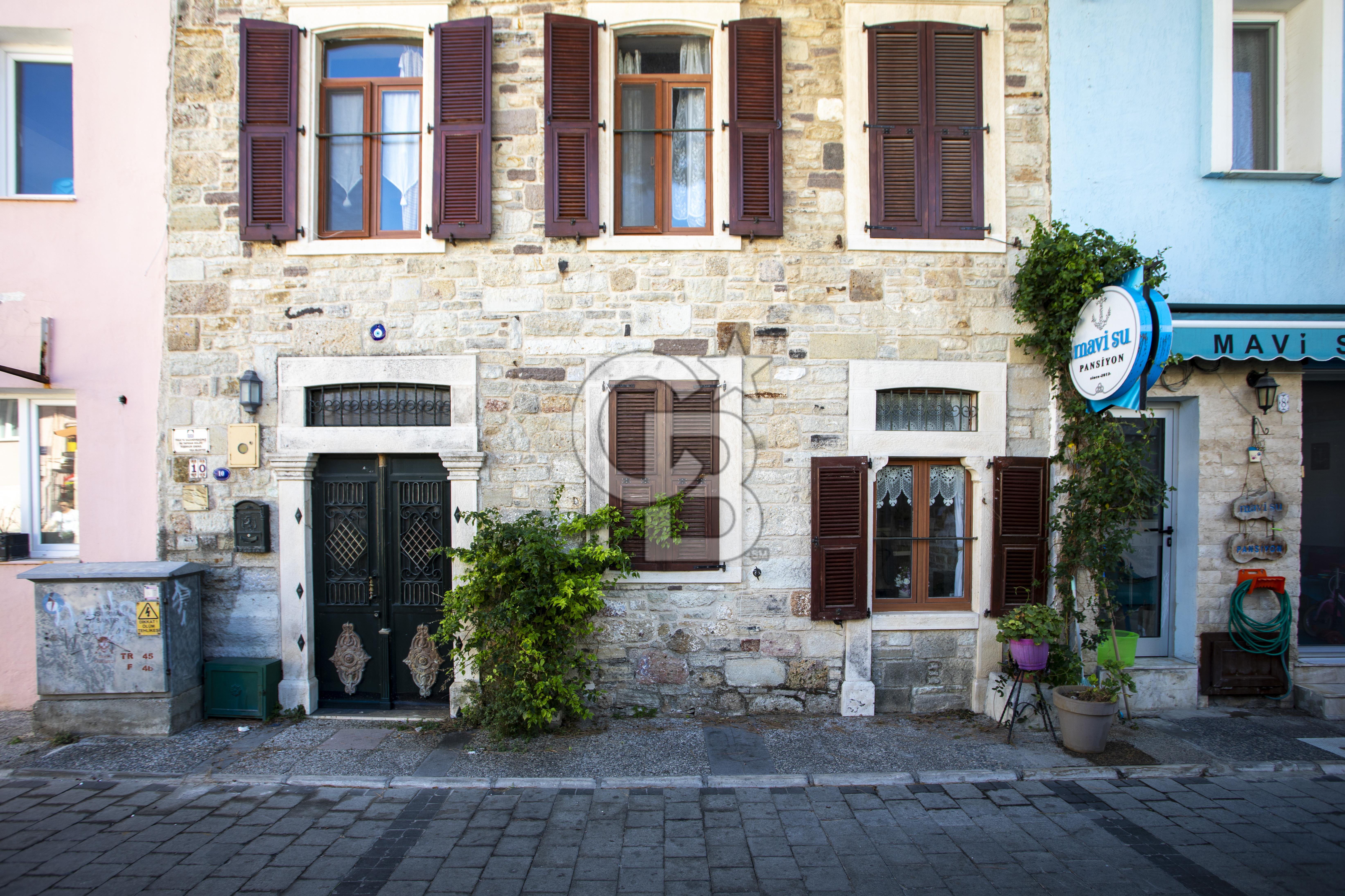 ESKİ FOÇA'DA SATILIK TARİHİ TESCİLLİ TAŞ BİNA