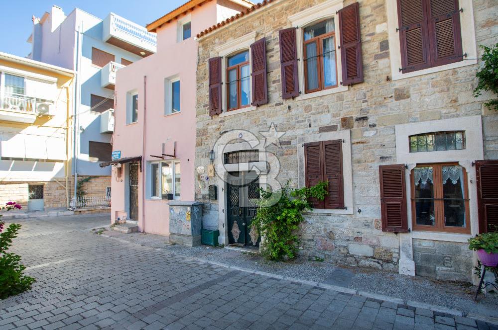 ESKİ FOÇA'DA SATILIK TARİHİ TESCİLLİ TAŞ BİNA