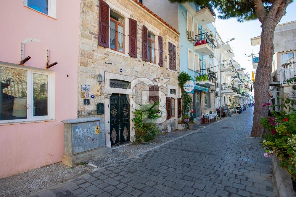 ESKİ FOÇA'DA SATILIK TARİHİ TESCİLLİ TAŞ BİNA