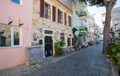 ESKİ FOÇA'DA SATILIK TARİHİ TESCİLLİ TAŞ BİNA