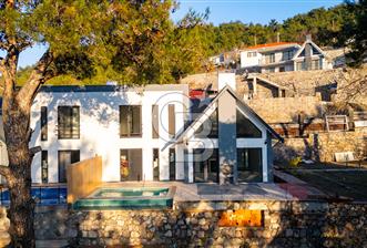 Manisa Yunusemre Gökçeler'de Satılık Loft Havuzlu Villa