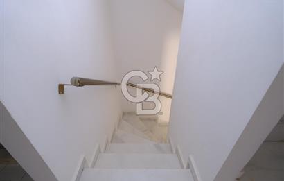 YALOVA ARMUTLUDA DENİZE SIFIR PLAJLI SİTE İÇİ 4+1 SATILIK VİLLA