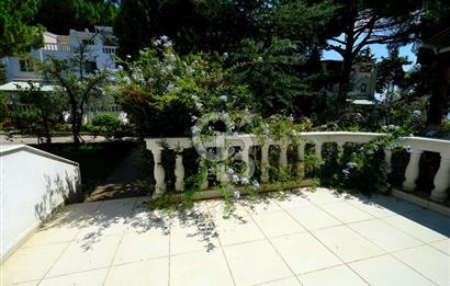 YALOVA ARMUTLUDA DENİZE SIFIR PLAJLI SİTE İÇİ 4+1 SATILIK VİLLA