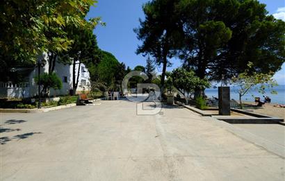 YALOVA ARMUTLUDA DENİZE SIFIR PLAJLI SİTE İÇİ 4+1 SATILIK VİLLA