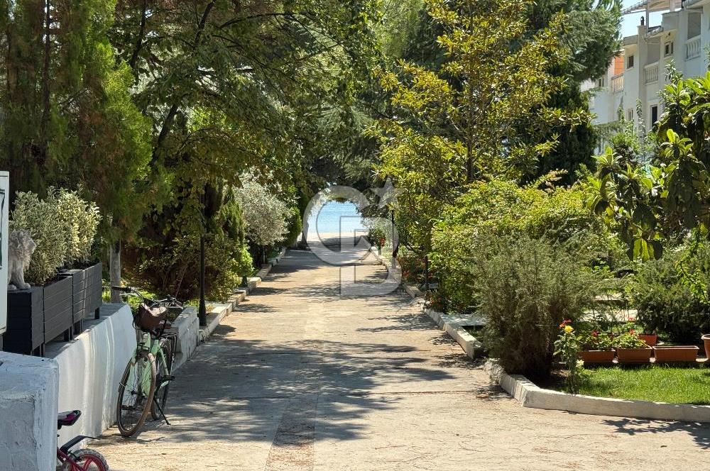 YALOVA ARMUTLUDA DENİZE SIFIR PLAJLI SİTE İÇİ 4+1 SATILIK VİLLA