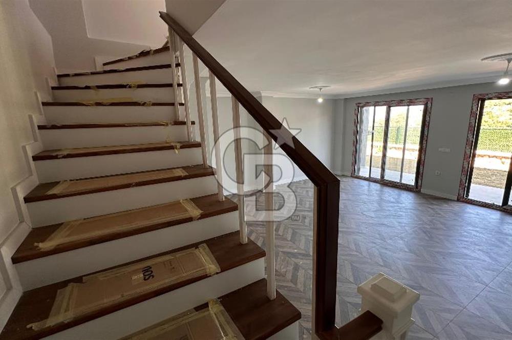 Karaburun Saip'te Deniz Manzaralı Geniş Bahçeli 3+1 Tripleks