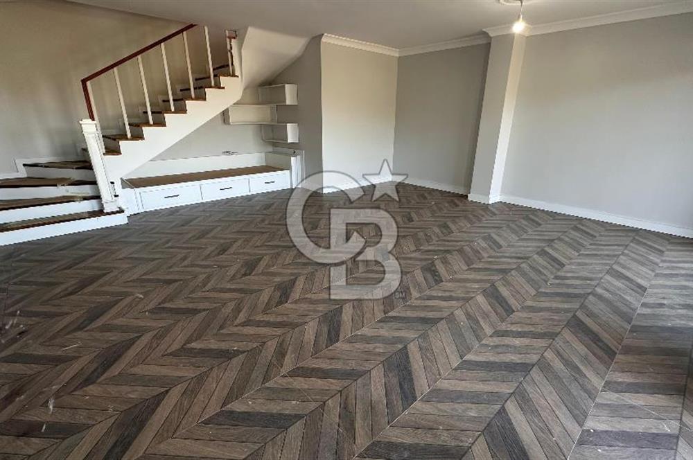 Karaburun Saip'te Deniz Manzaralı Geniş Bahçeli 3+1 Tripleks