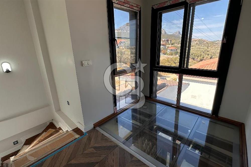 Karaburun Saip'te Deniz Manzaralı Geniş Bahçeli 3+1 Tripleks