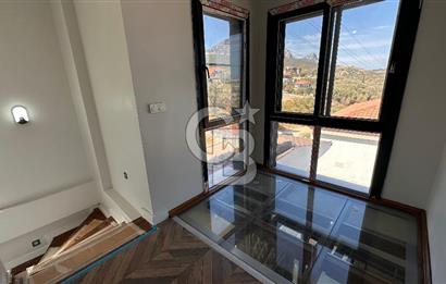 Karaburun Saip'te Deniz Manzaralı Geniş Bahçeli 3+1 Tripleks