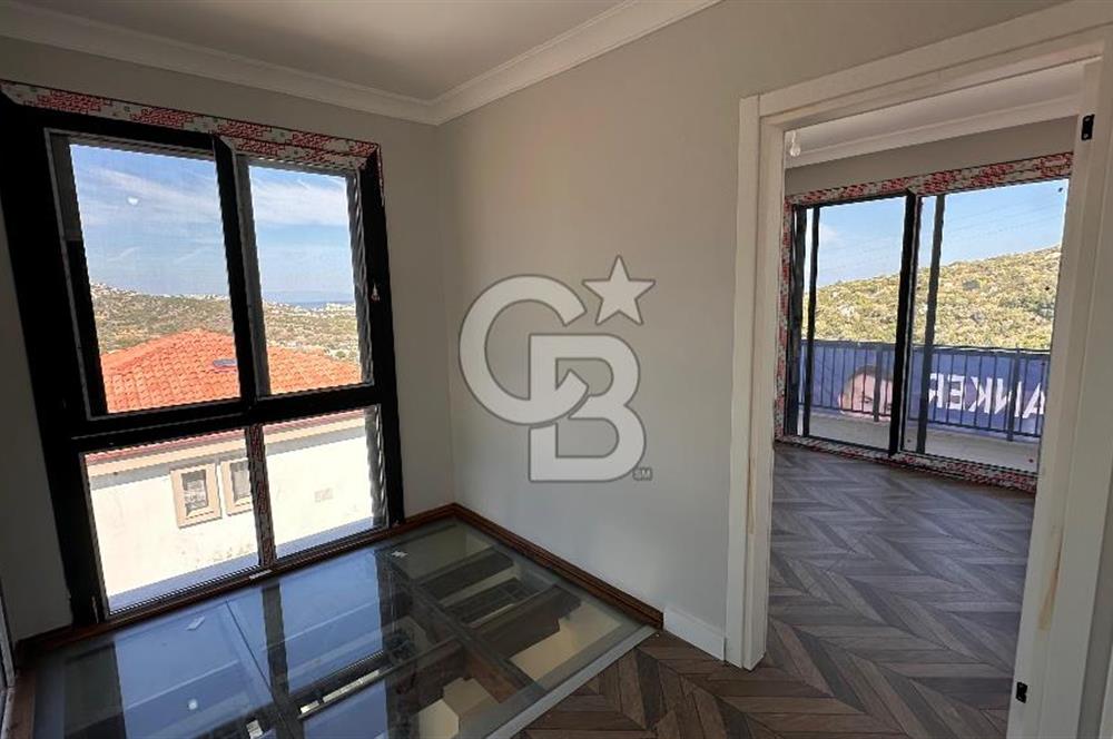 Karaburun Saip'te Deniz Manzaralı Geniş Bahçeli 3+1 Tripleks