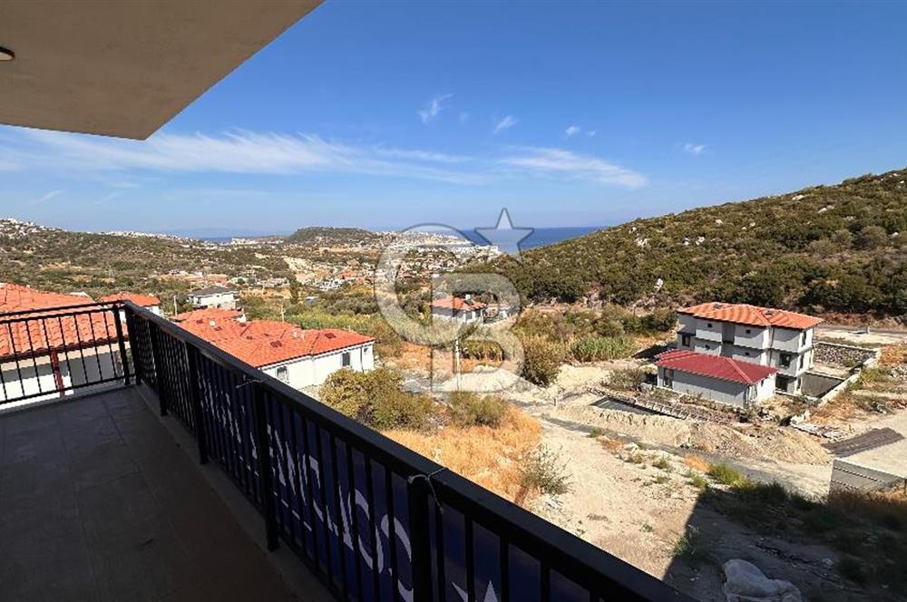 Karaburun Saip'te Deniz Manzaralı Geniş Bahçeli 3+1 Tripleks