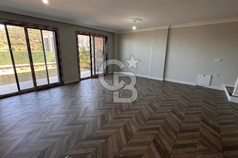 Karaburun Saip'te Deniz Manzaralı Geniş Bahçeli 3+1 Tripleks