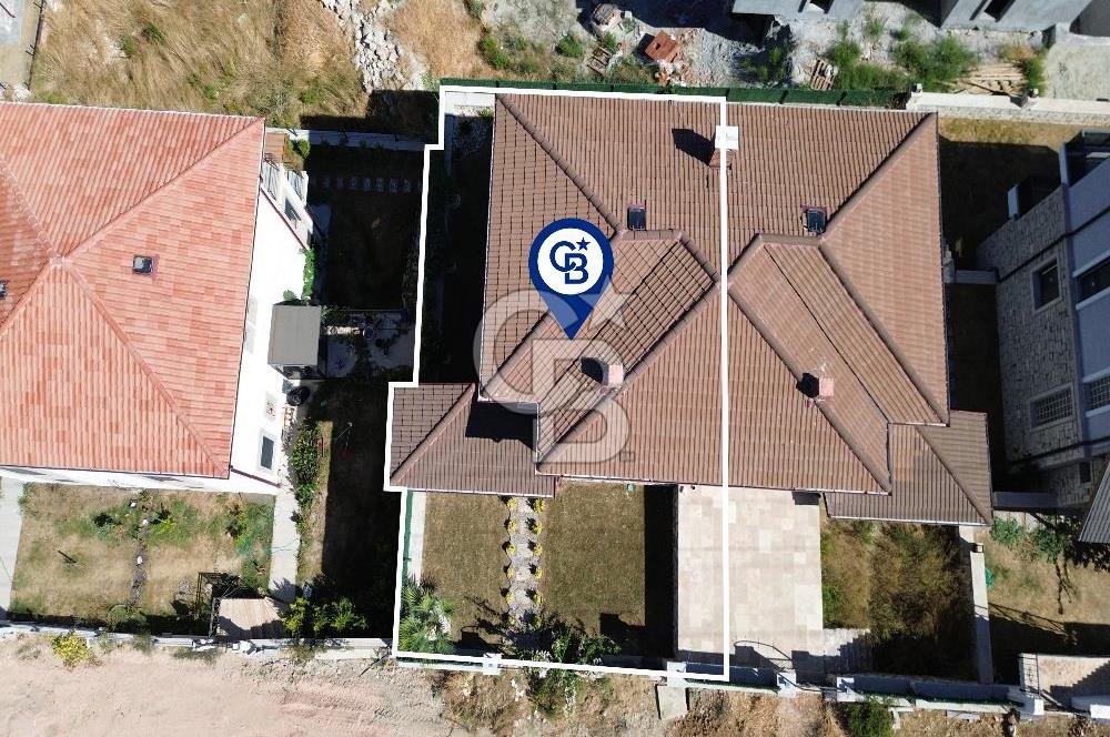 Karaburun Saip'te Deniz Manzaralı Geniş Bahçeli 3+1 Tripleks