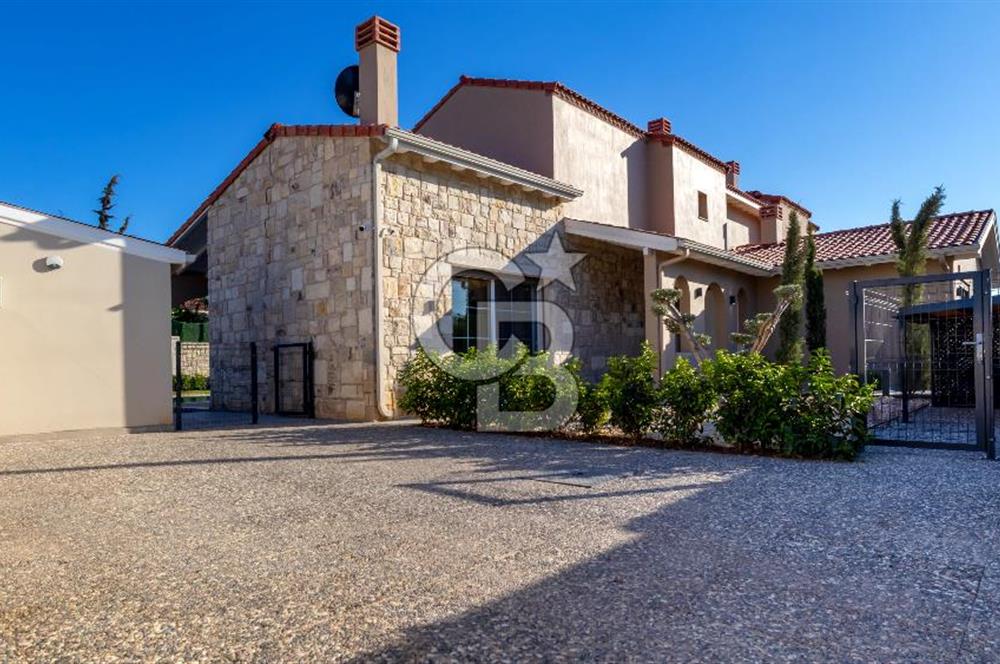 URLA KUŞÇULAR'DA SIFIR,PEYZAJLI, HAVUZLU 3+1 LÜKS VİLLA SATILIK