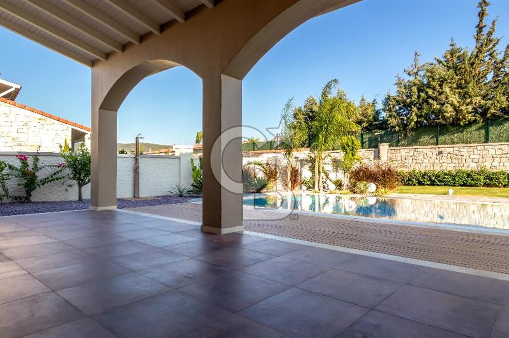 URLA KUŞÇULAR'DA SIFIR,PEYZAJLI, HAVUZLU 3+1 LÜKS VİLLA SATILIK