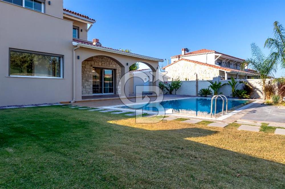 URLA KUŞÇULAR'DA SIFIR,PEYZAJLI, HAVUZLU 3+1 LÜKS VİLLA SATILIK
