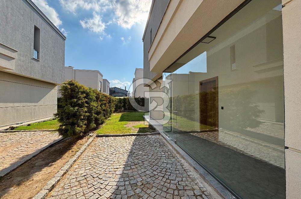Sasalı 5+1 Müstakil Havuzlu Satılık Villa