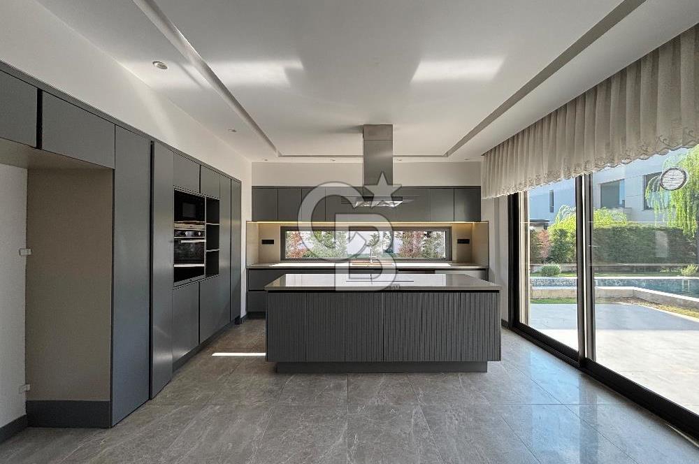 Sasalı 5+1 Müstakil Havuzlu Satılık Villa
