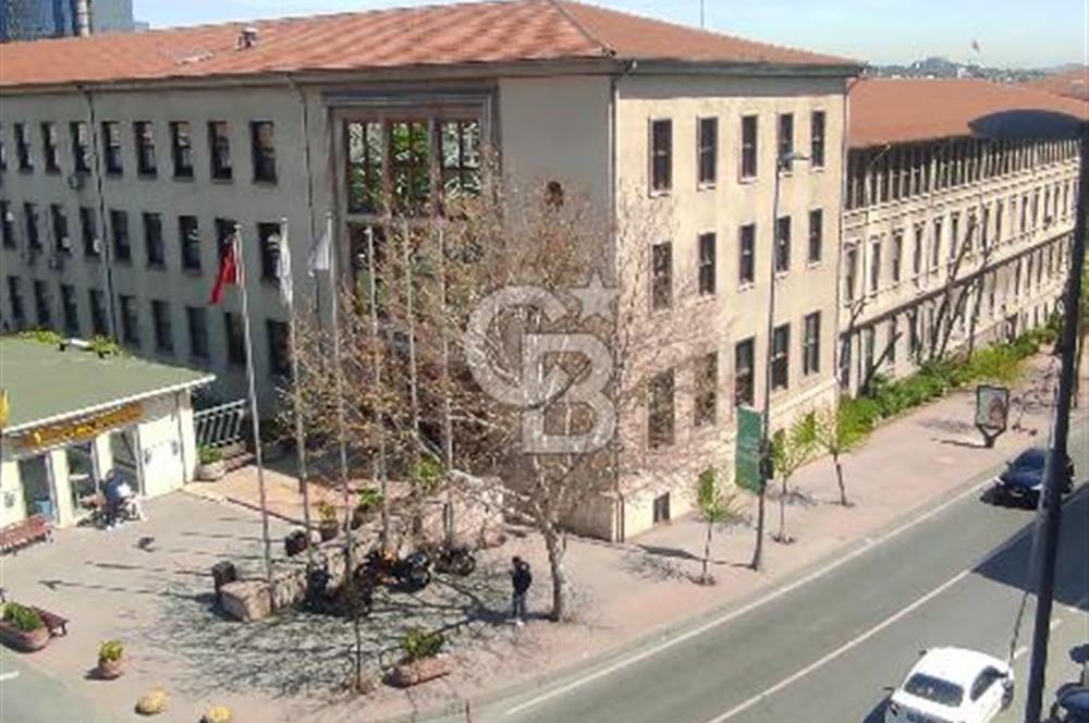 GÜMÜŞSUYU CADDE ÜZERİ PRESTİJLİ LOKASYONDA KDV' li 492 M2 KİRALIK OFİS