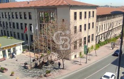 GÜMÜŞSUYU CADDE ÜZERİ PRESTİJLİ LOKASYONDA KDV' li 492 M2 KİRALIK OFİS