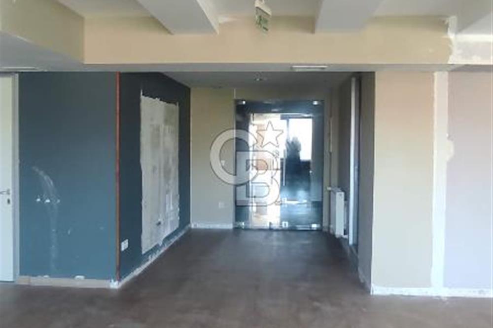 GÜMÜŞSUYU CADDE ÜZERİ PRESTİJLİ LOKASYONDA KDV' li 492 M2 KİRALIK OFİS