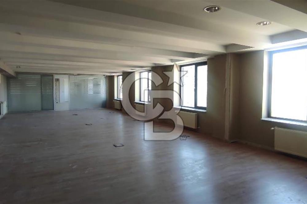 GÜMÜŞSUYU CADDE ÜZERİ PRESTİJLİ LOKASYONDA KDV' li 492 M2 KİRALIK OFİS