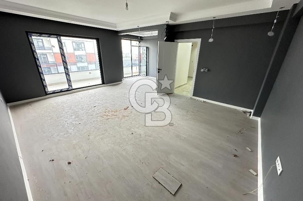 KARTEPE FSM'DE MERKEZİ KONUMDA 4+1 GENİŞ EĞİMSİZ ÇATI DUBLEKS
