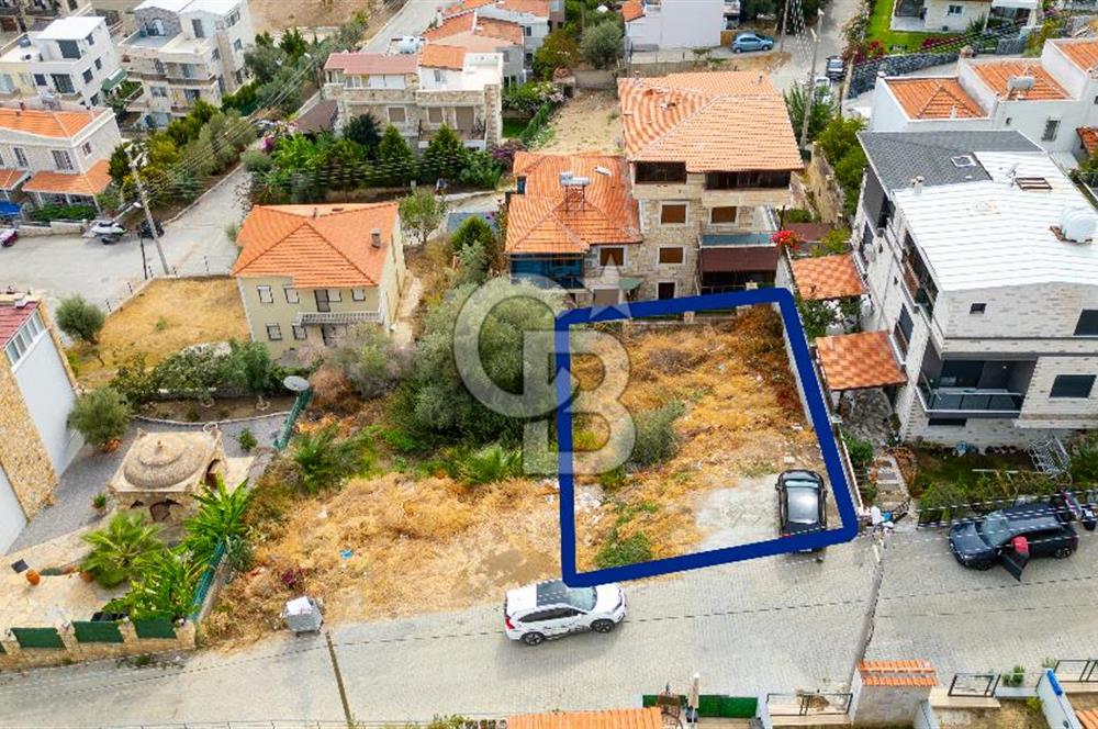 Yenifoça Burunucu'nda Deniz Manzaralı Satılık Villa Arsası