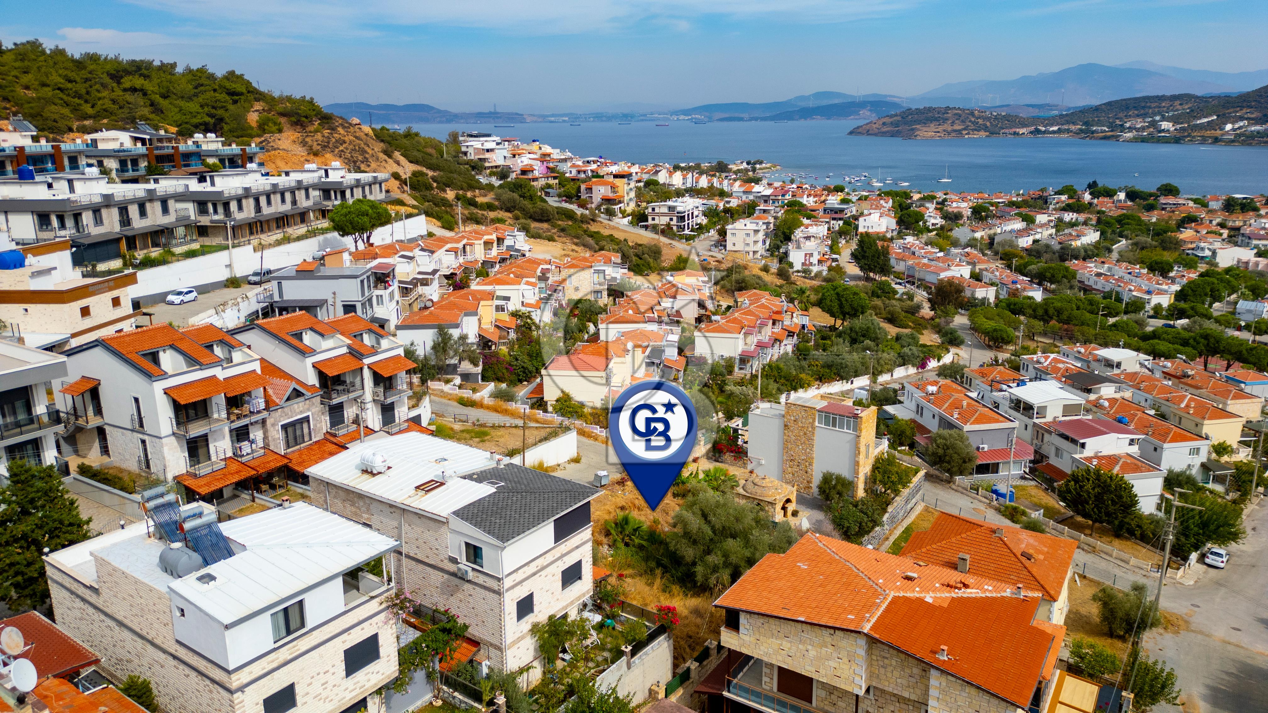 Yenifoça Burunucu'nda Deniz Manzaralı Satılık Villa Arsası