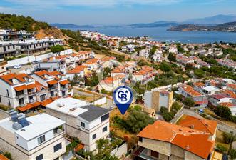 Yenifoça Burunucu'nda Deniz Manzaralı Satılık Villa Arsası